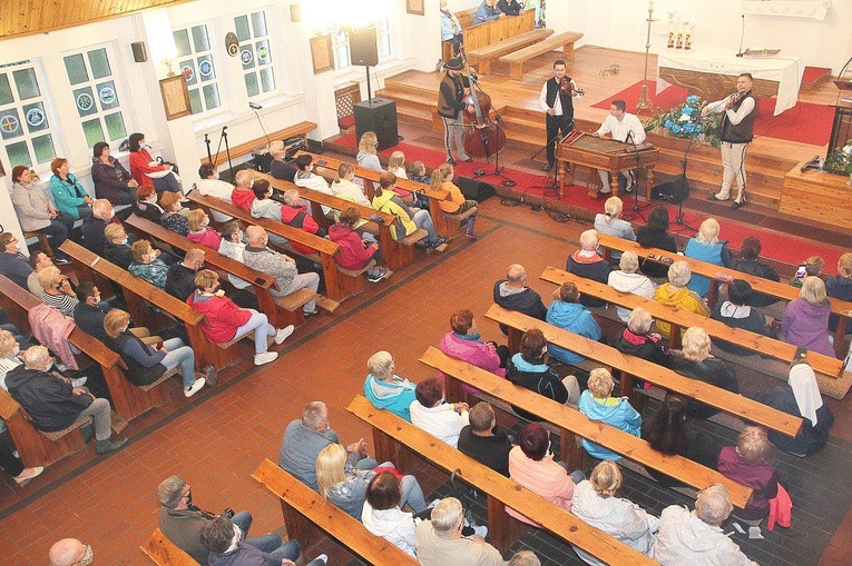 Koncert kapeli Góralska Hora w Dźwirzynie