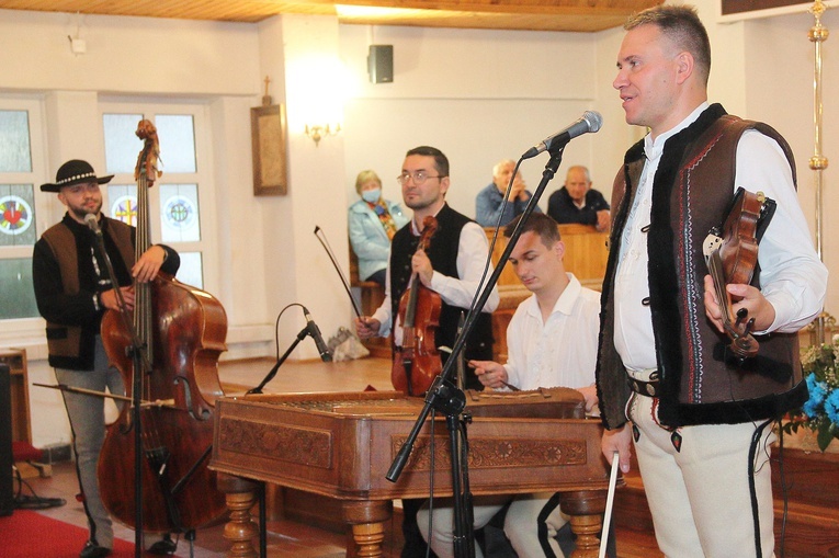 Koncert kapeli Góralska Hora w Dźwirzynie