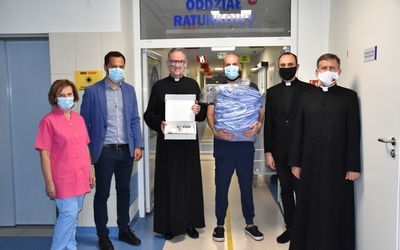 Pulsoksymetr i fartuchy od księży dla szpitala w Bochni