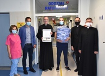 Pulsoksymetr i fartuchy od księży dla szpitala w Bochni
