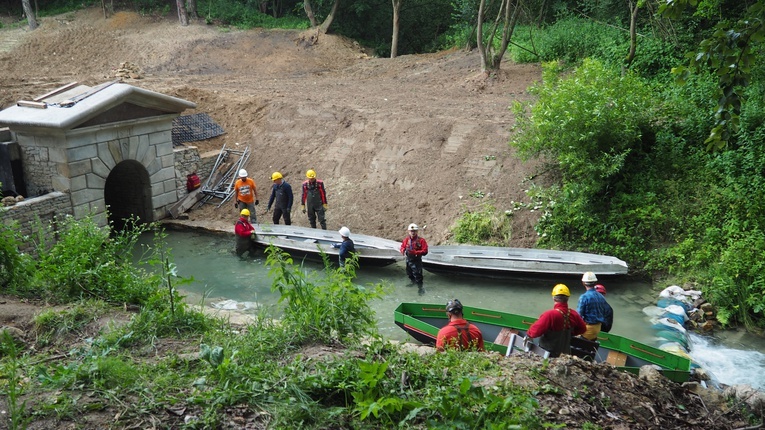 Wymiana łodzi w Sztolni Czarnego Pstrąga