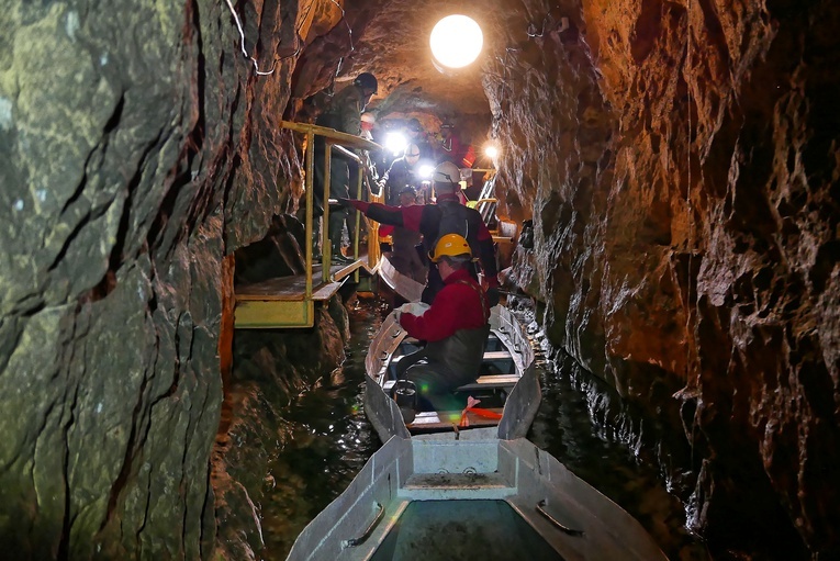 Wymiana łodzi w Sztolni Czarnego Pstrąga