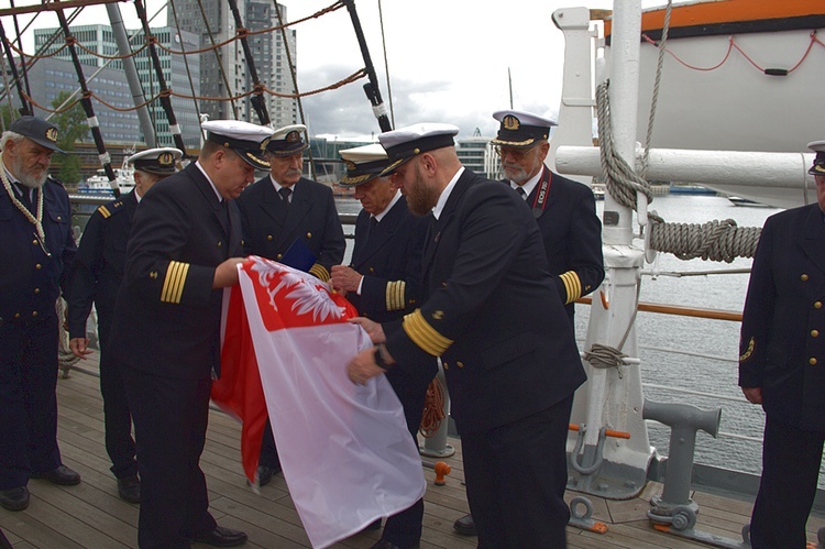 Nowa bandera na żaglowcu "Dar Pomorza"