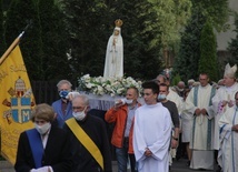 Po Mszy św. odbyły się różańcowa procesja maryjna oraz zawierzenie parafii Matce Bożej.