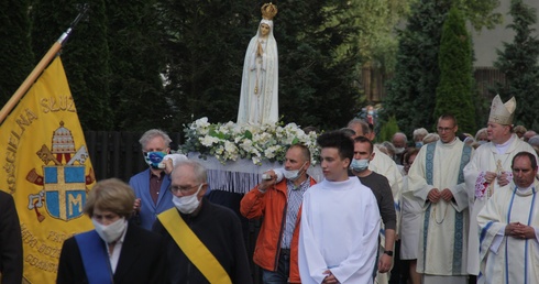 Po Mszy św. odbyły się różańcowa procesja maryjna oraz zawierzenie parafii Matce Bożej.