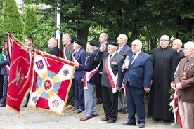 ▲	Uroczystości odbyły się przy Krzyżu Wołyńskim na cmentarzu Komunalnym w Żarach.