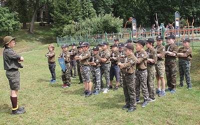 ▲	Obóz dla zuchów odbywał się w Długiem k. Dobiegniewa od 4 do 13 lipca.