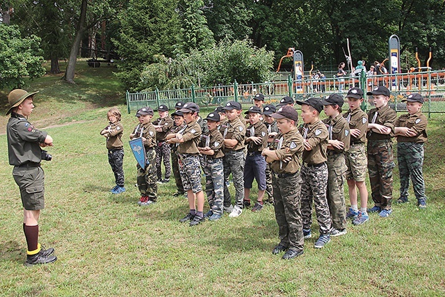 ▲	Obóz dla zuchów odbywał się w Długiem k. Dobiegniewa od 4 do 13 lipca.