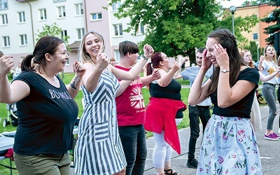 ▲	Podczas dziesięciodniowej akcji młodzi dzielą się radością przeżywanej wiary.