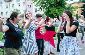 ▲	Podczas dziesięciodniowej akcji młodzi dzielą się radością przeżywanej wiary.