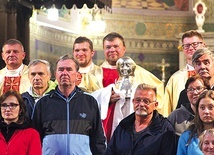 – To patronka ludzi ciężkiej pracy, ale i trudnych decyzji – mówił ks. Łukasz Mastalerz (na zdjęciu z hermą).
