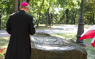 Biskup płocki przypomina historię ok. 20 ciekawych lokalizacji. Na zdjęciu: na modlitwie przy głazie upamiętniającym bohaterów obrony Płocka z 1920 roku.