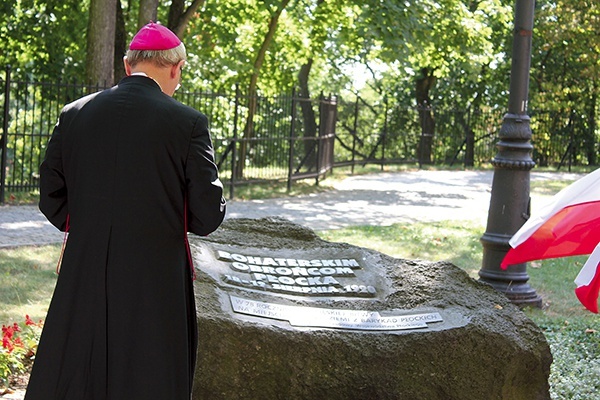 Biskup płocki przypomina historię ok. 20 ciekawych lokalizacji. Na zdjęciu: na modlitwie przy głazie upamiętniającym bohaterów obrony Płocka z 1920 roku.