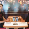 ▼	Zwycięzca turnieju ks. Mirosław Mejzner podczas partii szachów  z al. Marcinem Dębowskim.