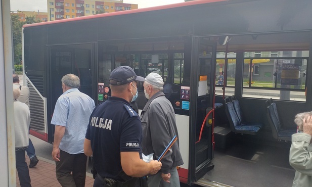 Częstochowa. MPK z policjantami namawiało do noszenia maseczek w autobusach i tramwajach