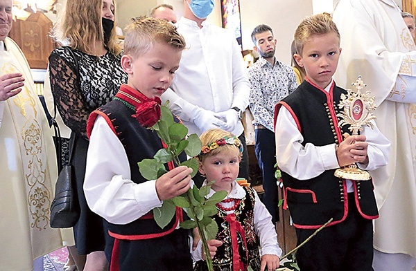 Do kościoła relikwiarz wnosili w procesji kolejno starsi, młodzież i dzieci.