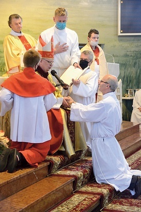 Święceń diakonatu udzielił Jerzemu Demskiemu bp Andrzej Czaja.