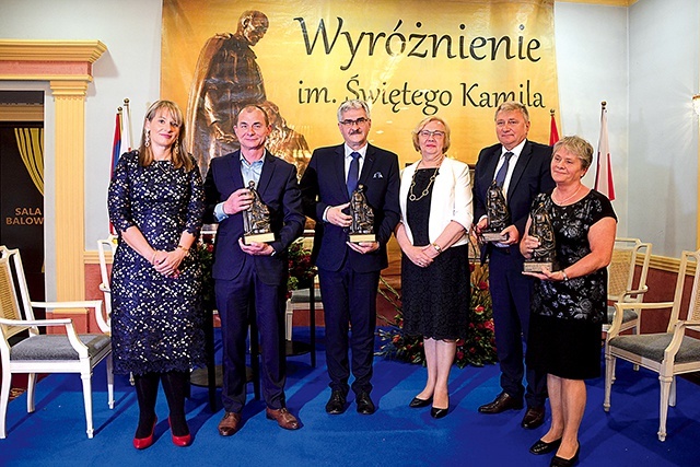 Laureaci z prezydent miasta Małgorzatą Mańką-Szulik i Łucją Chrzęstek-Bar, przewodniczącą Rady Miasta. W imieniu zmarłego kompozytora wyróżnienie odebrała jego żona Irena Świderska.