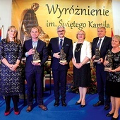 Laureaci z prezydent miasta Małgorzatą Mańką-Szulik i Łucją Chrzęstek-Bar, przewodniczącą Rady Miasta. W imieniu zmarłego kompozytora wyróżnienie odebrała jego żona Irena Świderska.