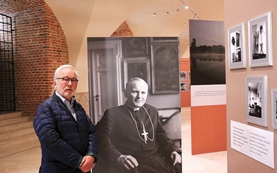 – Ten portret wykonałem w 1967 r. w obecnej sali Okna Papieskiego Pałacu Arcybiskupów Krakowskich, po ingresie kardynalskim do katedry – wspomina autor ekspozycji.
