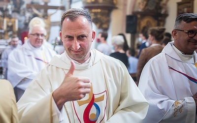 ▲	Ksiądz R. Masztalerz z wielkim entuzjazmem podejmuje się nowych zadań powierzonych mu przez biskupa.