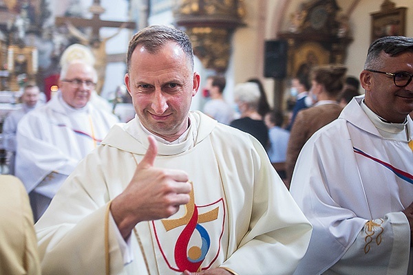 ▲	Ksiądz R. Masztalerz z wielkim entuzjazmem podejmuje się nowych zadań powierzonych mu przez biskupa.