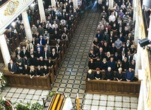 ▲	Wiele osób przybyło na pogrzeb Andrzeja Falkiewicza,  aby podziękować Bogu za jego życie i posługę.