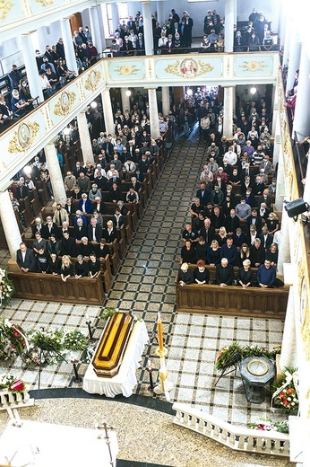 ▲	Wiele osób przybyło na pogrzeb Andrzeja Falkiewicza,  aby podziękować Bogu za jego życie i posługę.