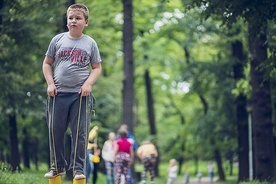 ▲	Zajęcia są okazją do dobrej zabawy, przez którą maluchy uczą się  m.in. koordynacji ruchowej.