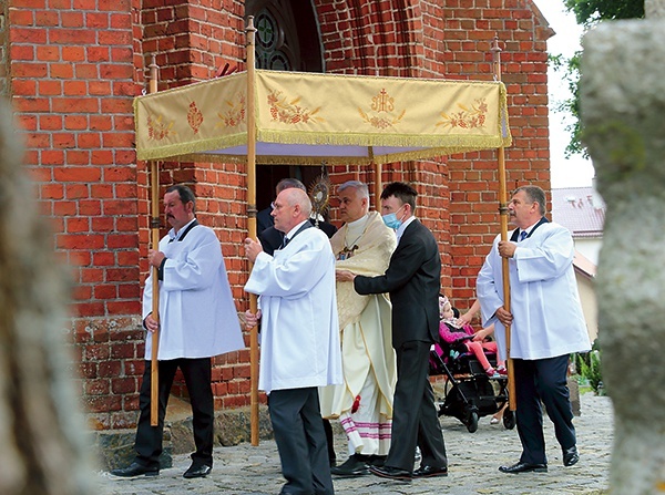 ▲	Uroczystości zakończyła procesja eucharystyczna wokół świątyni.