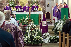 	Uroczystościom pogrzebowym przewodniczył bp Jerzy Mazur SVD.