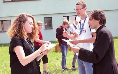 W bielskiej parafii św. Pawła z ks. Ryszardem Piętką  podczas „pogodnego popołudnia”.