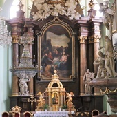 Ołtarz główny z obrazem patronki.