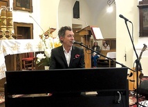 Gra i śpiewa Maciej Miecznikowski.