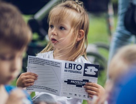 Każdy tydzień ma swój szczegółowy temat, do którego przygotowane są specjalne karty pracy