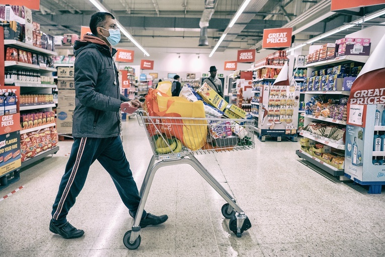 Rząd brytyjski rozważa zalecenie zakrywania twarzy w zamkniętych przestrzeniach