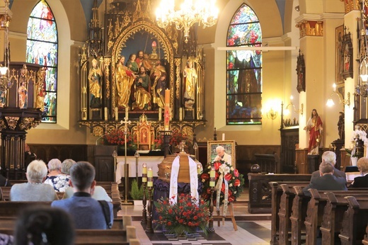 Modlitwa przy trumnie śp. ks. kan. Jana Krysty w Lipowej