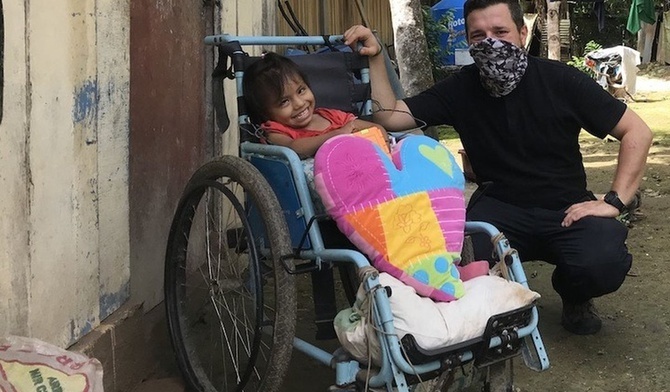 Ks. Grzegorz w odwiedzinach u swoich parafian.