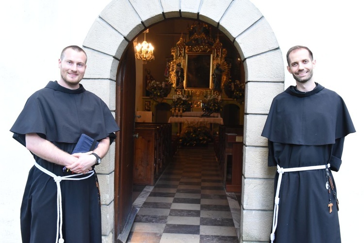 Bracia Jan i Roman grają i śpiewają w zespole Fioretti.