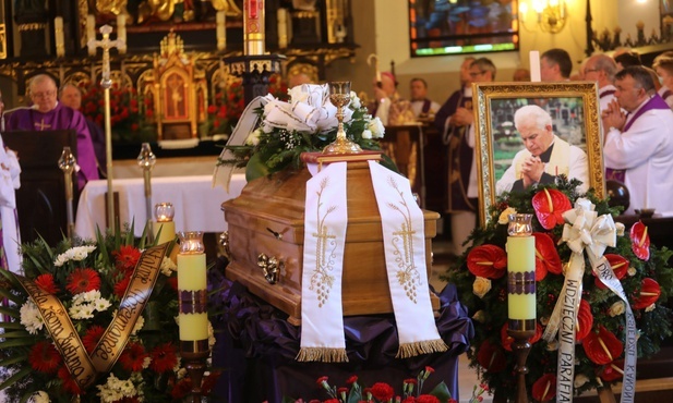 Przy trumnie zmarłego kapłana modlili się liczni parafianie i przedstawiciele władz samorządowych