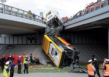 Autobus prowadzony przez kierowcę po narkotykach spadł z nasypu przy Wisłostradzie w Warszawie.