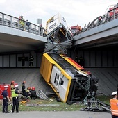 Autobus prowadzony przez kierowcę po narkotykach spadł z nasypu przy Wisłostradzie w Warszawie.