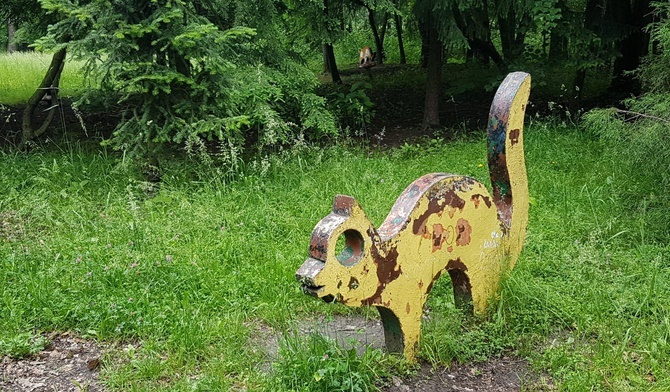 Sosnowiec. Figurki zwierząt w Kazimierzu Górniczym chce odnowić radny Łukasz Litewka. Urzędnicy wolą fachowców