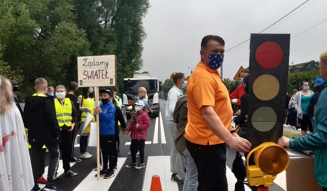 Świerklaniec. Protest mieszkańców. Chcą sygnalizacji świetlnej na niebezpiecznym skrzyżowaniu