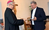 Wręczenie dekretu ks. Danielowi Słowikowi z decyzją przydzielenia mu parafii pw. Miłosierdzia Bożego.