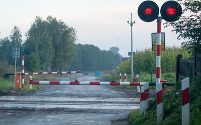 Piasek obok Pszczyny. Policjant w cywilu ratuje kobietę w samochodzie. Utknęła na przejeździe kolejowym