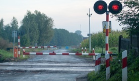 Piasek obok Pszczyny. Policjant w cywilu ratuje kobietę w samochodzie. Utknęła na przejeździe kolejowym