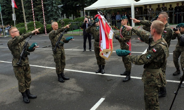 Zdjęli sutannę, by założyć mundur