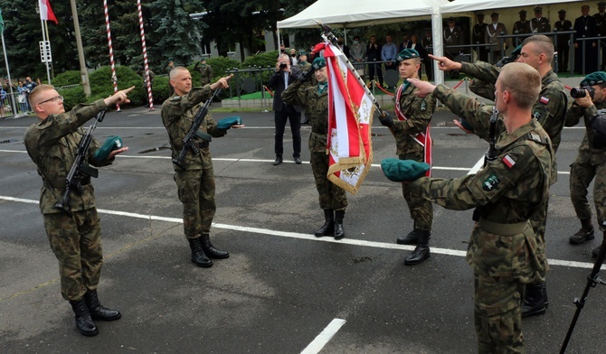 Zdjęli sutannę, by założyć mundur