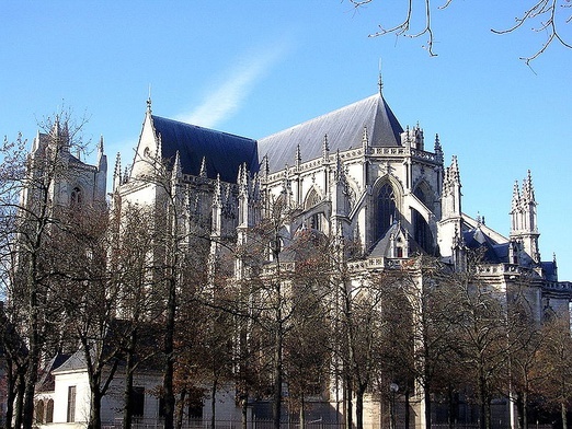 Francja: Poważny pożar wybuchł wewnątrz katedry w Nantes